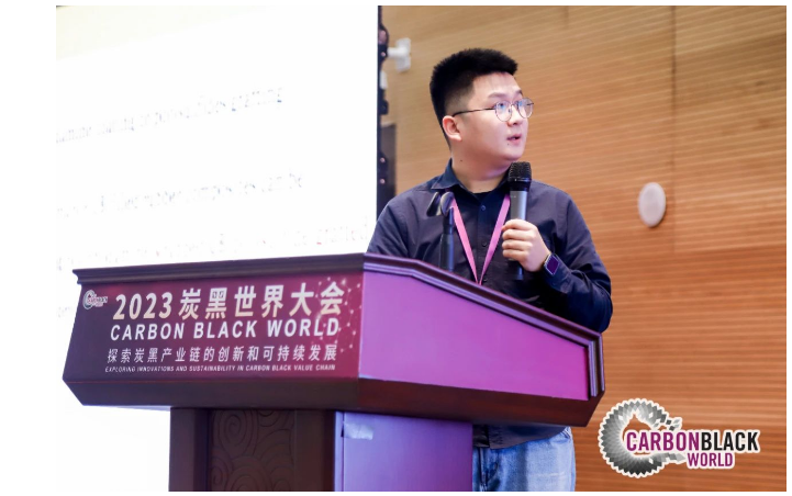 華南理工大學材料科學與工程學院郭寶春教授團隊汪冬博士，受院長郭寶春委托，作了題為《橡膠/炭黑納米復合材料的界面調(diào)控與性能研究》的報告，報告介紹了通過界面調(diào)控改善炭黑在橡膠基體分散，提高界面相互作用的各種新方法和相關(guān)的機理，旨在制備出高性能兼具低滯后的橡膠/炭黑復合材料。