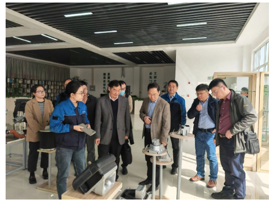 山東科技大學(xué)交通學(xué)院院長莘嵩一行來到山東美晨工業(yè)集團(tuán)有限公司進(jìn)行參觀調(diào)研。本次交流中，雙方就開展校企合作、培養(yǎng)高端人才、共建校企研究平臺、推進(jìn)“產(chǎn)學(xué)研”深度融合等進(jìn)行深入探討交流。