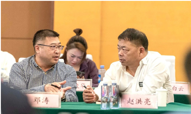 利通科技董事長趙洪亮首先對利通科技二十年來的發(fā)展歷程及未來十年的戰(zhàn)略規(guī)劃進行了講解與解讀。董事長表示，利通科技將圍繞國內(nèi)外市場推動實施品牌發(fā)展戰(zhàn)略，從市場渠道、人才儲備、產(chǎn)品集成、技術(shù)創(chuàng)新等方面實現(xiàn)“由基礎到先進，由先進到卓越”跨越式的發(fā)展。