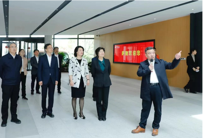 江蘇省政協(xié)主席張義珍一行日前到訪了薩馳智能裝備股份有限公司進(jìn)行考察調(diào)研。