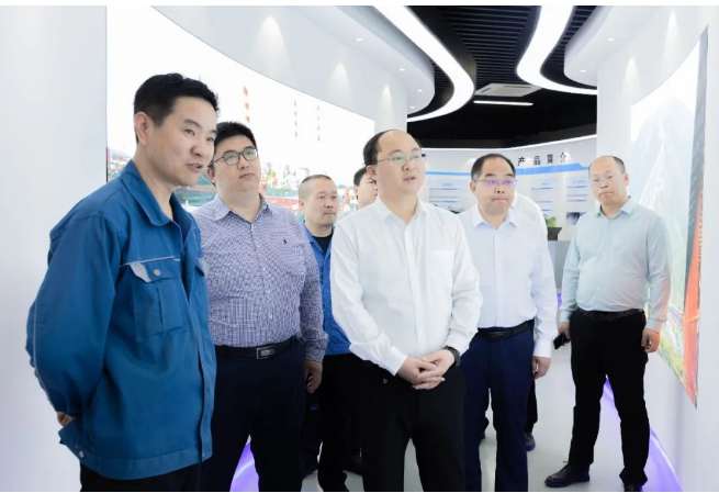 在座談會上，郎總分別從公司企業(yè)文化、科研成果、產(chǎn)品開發(fā)、營銷模式、市場建設(shè)等方面作了詳細的匯報。
