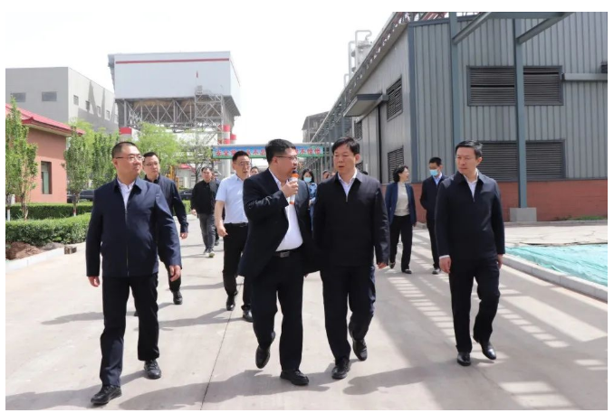 山西省太原市政府黨組成員、副市長(zhǎng)高德勝日前深入山西三強(qiáng)新能源科技有限公司(簡(jiǎn)稱“三強(qiáng)新能源”)進(jìn)行調(diào)研?？h委副書記、縣長(zhǎng)、清徐經(jīng)濟(jì)開發(fā)區(qū)黨工委書記李福貴，清徐經(jīng)濟(jì)開發(fā)區(qū)黨工委副書記、管委會(huì)主任陳曉勇也一同參加。