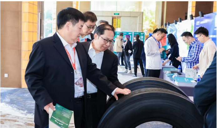 大會論壇期間，還舉行2022-2023 年度城市物流發(fā)展創(chuàng)新成果、創(chuàng)新產(chǎn)品以及優(yōu)秀案例發(fā)布，邀請國內(nèi)行業(yè)內(nèi)媒體、專家就創(chuàng)新成果和優(yōu)秀產(chǎn)品案例等內(nèi)容舉行發(fā)布活動。貴州輪胎憑借過硬的產(chǎn)品品質(zhì)、專家組調(diào)研以及用戶反饋，榮獲該殊榮。