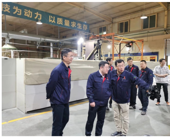 為了精確分析和解決膠管分公司在生產(chǎn)經(jīng)營(yíng)中的瓶頸問(wèn)題，推動(dòng)企業(yè)發(fā)展，陜西延長(zhǎng)石油物流集團(tuán)有限公司總經(jīng)理、黨委副書(shū)記張航偉一行于4月21日到該分公司調(diào)研生產(chǎn)經(jīng)營(yíng)、市場(chǎng)開(kāi)發(fā)、安全環(huán)保等情況，公司副總經(jīng)理魏穩(wěn)戰(zhàn)陪同。
