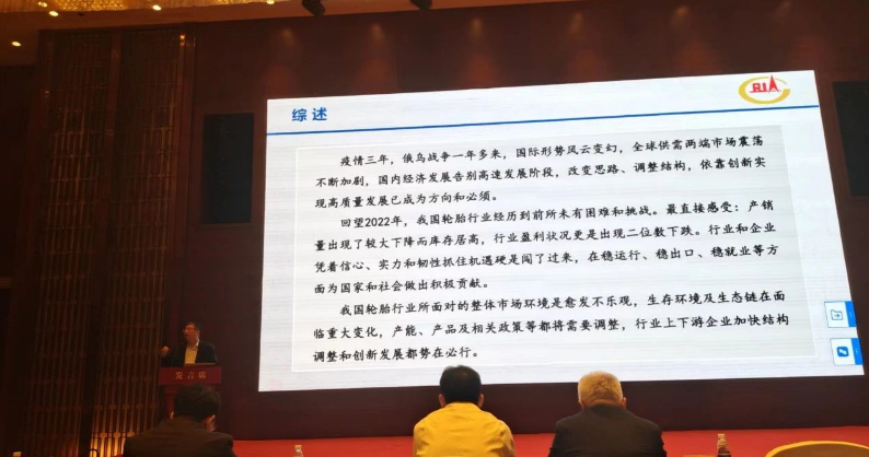 史一鋒指出，中國輪胎做大，并實(shí)現(xiàn)全球第一，離不開中國橡機(jī)行業(yè)的發(fā)展和支撐。下一步中國輪胎行業(yè)實(shí)現(xiàn)做強(qiáng)仍需要橡機(jī)行業(yè)再發(fā)力，需要雙方更緊密的合作來實(shí)現(xiàn)創(chuàng)新突破。