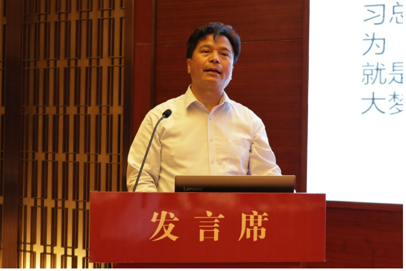 北京化工大學(xué)楊衛(wèi)民教授的報(bào)告是“輪胎設(shè)計(jì)與制造工藝裝備創(chuàng)新發(fā)展”，介紹了他從北京化工大學(xué)畢業(yè)后從事的橡膠機(jī)械開發(fā)、塑料機(jī)械開發(fā)，以及目前為輪胎制造裝備提出的創(chuàng)新設(shè)計(jì)理念。