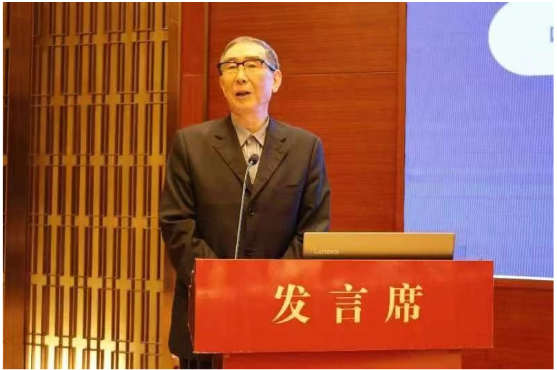 中國橡膠工業(yè)協(xié)會(huì)前會(huì)長范仁德帶來了“工業(yè)元宇宙與橡膠工業(yè)智能制造”的報(bào)告，他在報(bào)告中介紹了“元宇宙”是整合多種技術(shù)而產(chǎn)生的新型虛實(shí)相融的互聯(lián)網(wǎng)應(yīng)用，將虛擬世界與現(xiàn)實(shí)世界在經(jīng)濟(jì)系統(tǒng)上密切融合，并介紹了“元宇宙”在現(xiàn)代工業(yè)中的實(shí)際應(yīng)用。