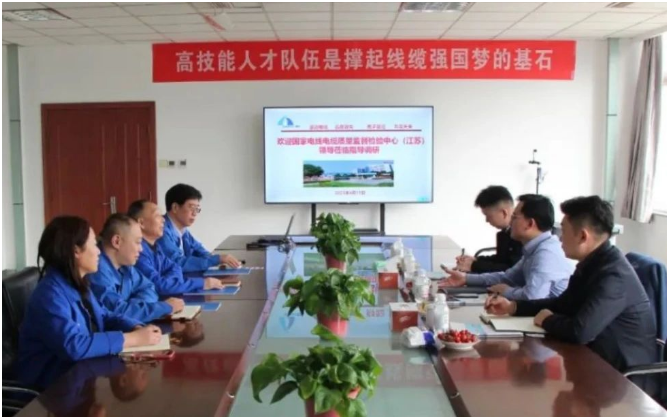 國家電線電纜質(zhì)量檢驗檢測中心(江蘇)吳江主任一行蒞臨青島豪邁電纜集團(tuán)有限公司進(jìn)行考察調(diào)研。雙方就品質(zhì)管理、檢驗試驗?zāi)芰Φ确矫嬲归_交流。