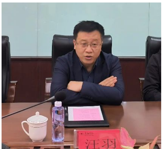 最后，汪羽指出，要嚴格按照黑貓集團和黑貓股份要求，安排好生產(chǎn)經(jīng)營工作，同時樹立成本觀念，積極調(diào)整經(jīng)營結(jié)構(gòu)，通過降低成本消耗，創(chuàng)造更大經(jīng)營效益。并強調(diào)，要強化新時期干部隊伍建設，注重對基層一線員工的發(fā)掘培養(yǎng)任用，提高對基層一線優(yōu)秀員工的關(guān)注度，為更多優(yōu)秀員工搭建好人盡其才的廣闊舞臺，為黑貓集團和股份公司新型多元、轉(zhuǎn)型升級發(fā)展儲備智慧和力量。