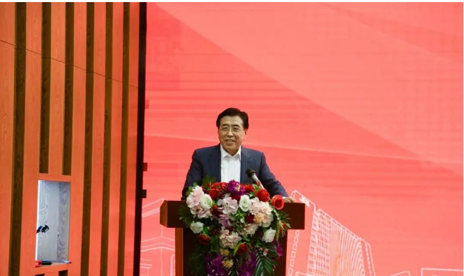 袁仲雪認真聽取了工作情況匯報，并對國橡中心后續(xù)的科技創(chuàng)新和人才培養(yǎng)工作進行了部署。