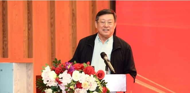 王曉方在發(fā)言中表示，每次來到國橡中心，都會被這里蓬勃向上的精神所鼓舞。中心自成立以來，通過不斷創(chuàng)新探索，推動世界橡膠行業(yè)持續(xù)向前。此次中心第四次工作會議，從基礎研究、人才培養(yǎng)到制度管理，都做了全方位的部署，對于指導下一步工作開展具有重要意義。他希望接受聘書的同事要勇于承擔責任，發(fā)揮和繼承中心傳統的奮斗精神。同時，希望大家要有團隊精神，相互配合、相互加持。今天中心取得的成就，就是大家共同努力的成果。