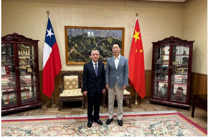 寶通科技董事長(zhǎng)包志方一行正在南美進(jìn)行考察訪(fǎng)問(wèn)。4月26日，他們?cè)谥抢袊?guó)大使館受到了牛清報(bào)大使的接見(jiàn)，并就一系列共同關(guān)心的問(wèn)題交換了意見(jiàn)。