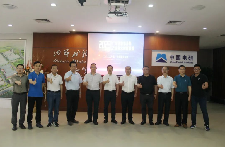 粉末涂料作為一種環(huán)保涂料，未來發(fā)展前景良好，但存在行業(yè)準(zhǔn)入門檻較低、產(chǎn)能嚴(yán)重過剩、中低端粉末涂料同質(zhì)化嚴(yán)重、價(jià)格競爭激烈等弊病，嚴(yán)重制約著行業(yè)的發(fā)展。因此，會(huì)議呼吁骨干企業(yè)加大研發(fā)投入，加強(qiáng)科技創(chuàng)新，開發(fā)和尋找粉末涂料新興應(yīng)用領(lǐng)域，如預(yù)涂卷材、集裝箱、新能源等。同時(shí)，應(yīng)充分發(fā)揮聯(lián)盟內(nèi)部產(chǎn)業(yè)鏈優(yōu)勢，促進(jìn)產(chǎn)學(xué)研用一體化發(fā)展，營造良好的協(xié)同發(fā)展生態(tài)。