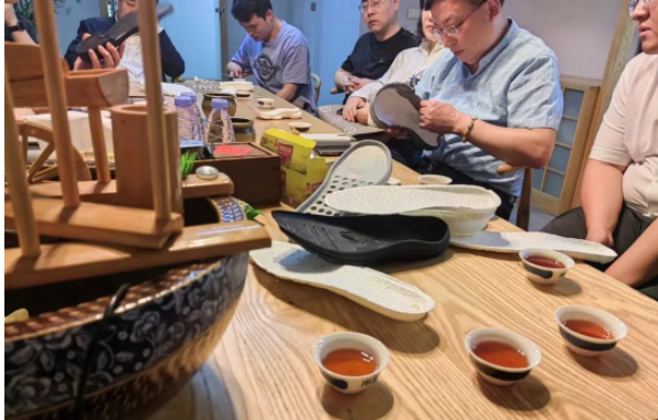 中橡協(xié)膠鞋分會組織會員單位參觀晉江鑫泰鞋底廠