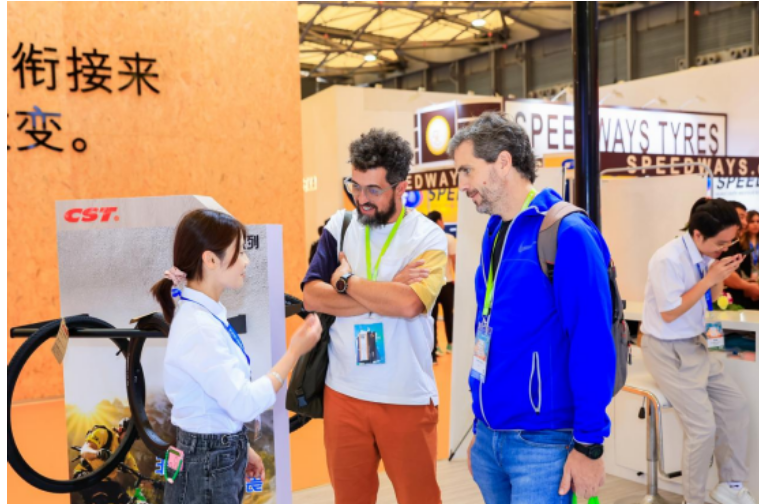 作為展會上備受關(guān)注的企業(yè)之一，正新輪胎吸引了眾多采購商的關(guān)注。據(jù)炭黑產(chǎn)業(yè)網(wǎng)了解，各國核心客戶對正新輪胎的新產(chǎn)品表示了極大的興趣，紛紛駐足觀看，洽談合作。此外，正新輪胎還展出了行銷全世界100多個國家的自行車輪胎主力產(chǎn)品，包括E-BIKE、SMALL WHEEL、ROAD/GRAVEL、MTB、CITY、SAKURA、TUBES、BROWNS FAMILY、DK40等多樣化系列產(chǎn)品。