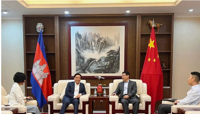 中國國橡中心主任袁仲雪在柬埔寨金邊拜訪了中國駐柬埔寨大使王文天。