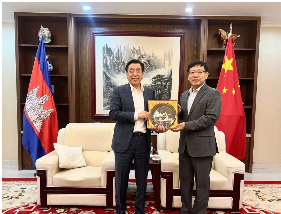 據(jù)了解，這次訪問也為國橡中心的國際化進程注入了新的動力。國橡中心將在柬埔寨打造天然膠生產基地，利用先進技術和產業(yè)鏈協(xié)同優(yōu)勢，提高橡膠生產效率和質量，為全球客戶提供更加優(yōu)質的橡膠產品。同時，國橡中心的投資也將促進柬埔寨本土橡膠企業(yè)的發(fā)展，提高當?shù)氐漠a業(yè)水平和競爭力。