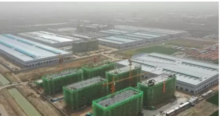 據(jù)了解，該項目由青島環(huán)球輸送帶有限公司投資建設，總投資30億元，占地780畝，主要從事各種規(guī)格、型號的抗撕裂高強力輸送帶生產(chǎn)。項目一期已于今年4月竣工投產(chǎn)，而項目二期則在快速建設之中。