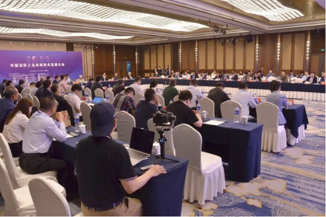 隨后，來自復(fù)旦大學、江南大學、中山大學、長春工業(yè)大學等多所高校以及中海油常州涂料化工研究院等科研機構(gòu)的代表們紛紛介紹了他們在涂料行業(yè)中的最新研究成果、創(chuàng)新人才培養(yǎng)、科技成果轉(zhuǎn)化以及未來發(fā)展規(guī)劃等內(nèi)容。