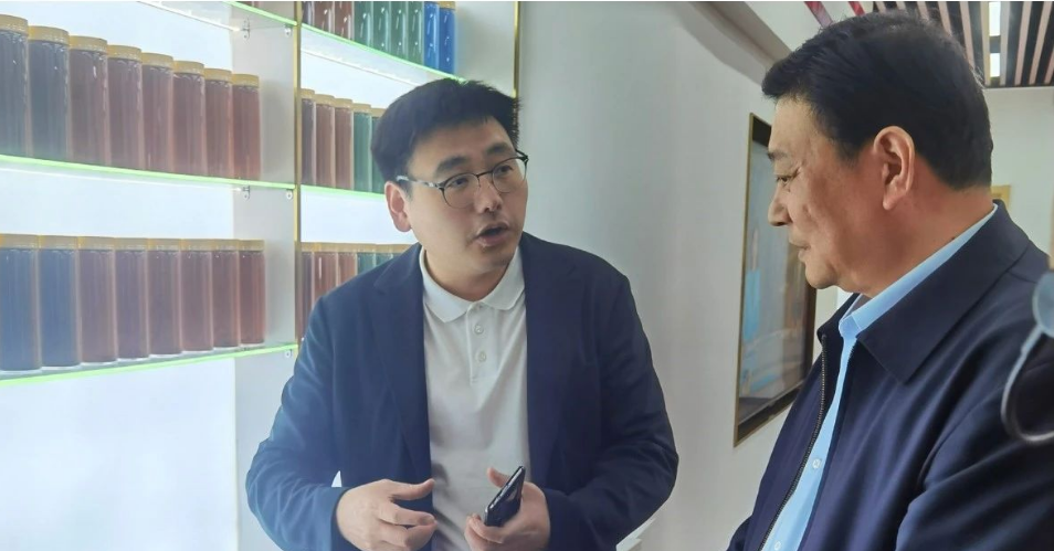 在座談會(huì)結(jié)束后，劉會(huì)長(zhǎng)在單淼總經(jīng)理的陪同下參觀了宇星科技的展示廳和智能示范車間。宇星科技作為高端氧化鐵制造商，近年來在高端涂料應(yīng)用方面取得了突破，推出了一系列創(chuàng)新產(chǎn)品，包括高著色強(qiáng)度氧化鐵、低吸油量氧化鐵和易分散氧化鐵。這些成果離不開宇星科技與江南大學(xué)等高校的緊密合作。宇星科技始終強(qiáng)調(diào)科技創(chuàng)新的重要性，與高校開展產(chǎn)學(xué)研合作，加強(qiáng)原創(chuàng)性和引領(lǐng)性科技攻關(guān)，促進(jìn)科技成果的轉(zhuǎn)化和產(chǎn)業(yè)化水平的提高。