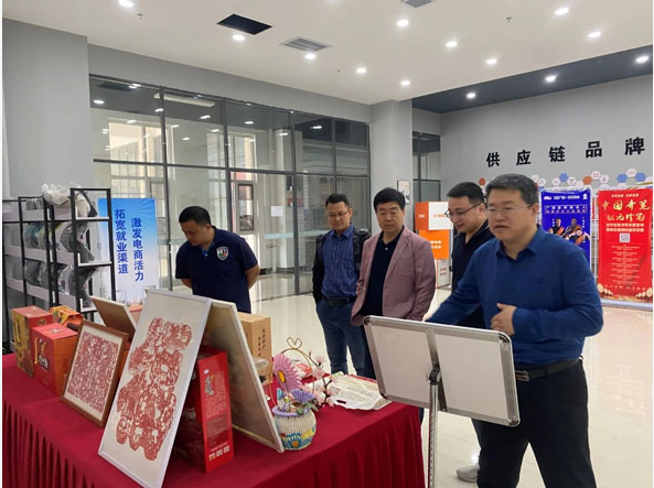 考察團(tuán)一行還參觀了學(xué)校創(chuàng)新創(chuàng)業(yè)中心的直播電商基地，對該基地的設(shè)施和實(shí)踐環(huán)境給予了高度評價。他們認(rèn)為該基地為學(xué)生提供了實(shí)踐和創(chuàng)新的平臺，有助于培養(yǎng)創(chuàng)業(yè)精神和實(shí)際操作能力。