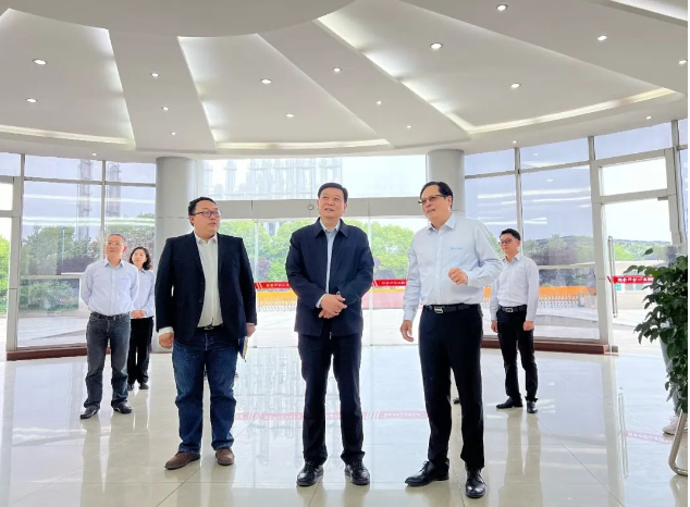 長江涂料公司熱烈歡迎了中國涂料工業(yè)協(xié)會(huì)會(huì)長劉普軍及其隨行領(lǐng)導(dǎo)的到訪。長江涂料總經(jīng)理張衛(wèi)中代表公司向劉會(huì)長一行展示了公司的發(fā)展歷程、經(jīng)營理念以及在應(yīng)對各種挑戰(zhàn)方面所采取的措施和方法。