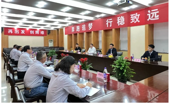 劉普軍會(huì)長對長江涂料公司在綠色轉(zhuǎn)型升級、高質(zhì)量發(fā)展道路上的努力表示充分肯定和贊許。這次訪問為雙方的交流與合作提供了更好的機(jī)遇，也進(jìn)一步推動(dòng)了中國涂料行業(yè)的發(fā)展。