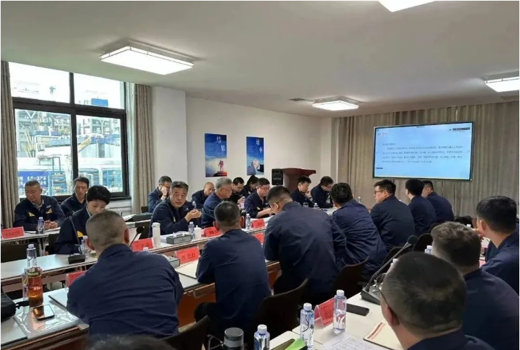 黑貓股份于近日在唐山黑貓舉行了一場高規(guī)格的現(xiàn)場交流會(huì)，該公司黨委副書記、董事長兼總經(jīng)理魏明親臨會(huì)場主持。此次會(huì)議旨在以全面改善黑貓生產(chǎn)管理組織水平為總基調(diào)，通過實(shí)地對標(biāo)和深入交流，進(jìn)一步提升黑貓股份的生產(chǎn)管理水平。