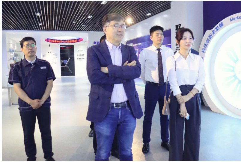 華凌電纜引進(jìn)了白俄羅斯國家科學(xué)院高分子材料技術(shù)，進(jìn)行成果轉(zhuǎn)化和市場化應(yīng)用，填補(bǔ)了國內(nèi)高端技術(shù)和新材料領(lǐng)域的空白，這一舉措得到了考察團(tuán)的一致贊賞。