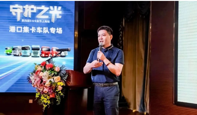 在活動(dòng)中，雙錢輪胎市場(chǎng)發(fā)展部的錢志強(qiáng)發(fā)表了致辭，分享了雙錢輪胎百年的發(fā)展歷程和品牌的文化理念。他強(qiáng)調(diào)，雙錢輪胎通過(guò)智能化工廠和數(shù)字化賦能生產(chǎn)工藝，不僅在國(guó)內(nèi)市場(chǎng)上取得了成功，還邁向了國(guó)際市場(chǎng)。憑借先進(jìn)的輪胎研發(fā)體系和前沿的新材料應(yīng)用，雙錢輪胎在商用車、乘用車、工程機(jī)械車輛等領(lǐng)域提供覆蓋全面的產(chǎn)品，滿足不同場(chǎng)景下的輪胎需求。