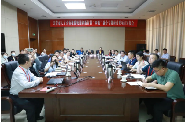 值得一提的是，俄羅斯自然科學(xué)院外籍院士、青島市政協(xié)副主席、青島科技大學(xué)教授、原副校長(zhǎng)劉光燁，華南理工大學(xué)教授、聚合物新型成型裝備國(guó)家工程研究中心常務(wù)副主任何和智(中國(guó)工程院院士瞿金平代表)，青島科技大學(xué)廣饒橡膠工業(yè)研究院院長(zhǎng)林廣義以及山東華盛橡膠有限公司總經(jīng)理趙瑞青共同為國(guó)家級(jí)先進(jìn)橡膠材料與高端綠色輪胎研究院(籌)揭牌。與會(huì)專家還作了專題報(bào)告。