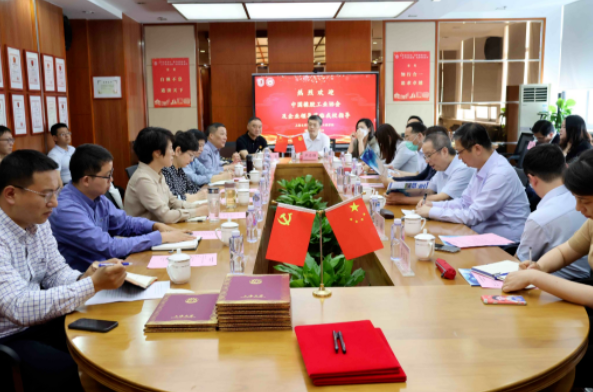 上海大學(xué)與中國橡膠工業(yè)協(xié)會(huì)輪胎分會(huì)戰(zhàn)略合作簽約儀式在上海大學(xué)環(huán)境與化學(xué)工程學(xué)院成功舉行。這次校地企強(qiáng)強(qiáng)聯(lián)合的合作將推動(dòng)產(chǎn)業(yè)鏈和創(chuàng)新鏈的深度融合。