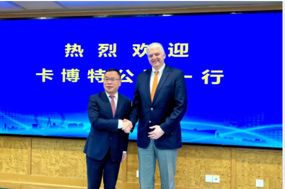 近日卡博特公司執(zhí)行副總裁、功能性補(bǔ)強(qiáng)材料業(yè)務(wù)總裁、數(shù)字化運(yùn)營總裁兼美洲地區(qū)總裁霍博特先生(Bart Kalkstein)一行訪問了閔行區(qū)委陳宇劍書記等有關(guān)領(lǐng)導(dǎo)。在會晤中，雙方領(lǐng)導(dǎo)互相表示了合作和支持的意愿。