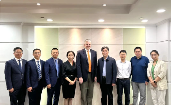 據(jù)了解，會議上還有上海市發(fā)改委能源處、產(chǎn)業(yè)處以及資源節(jié)約和環(huán)境保護處的相關領導出席?？ú┨毓靖笨偛?、中國區(qū)董事總經(jīng)理及功能性補強材料中國區(qū)業(yè)務總監(jiān)王維琤女士、亞太區(qū)制造管理、中國區(qū)企業(yè)事務以及上海工廠的相關負責人也參加了會議。