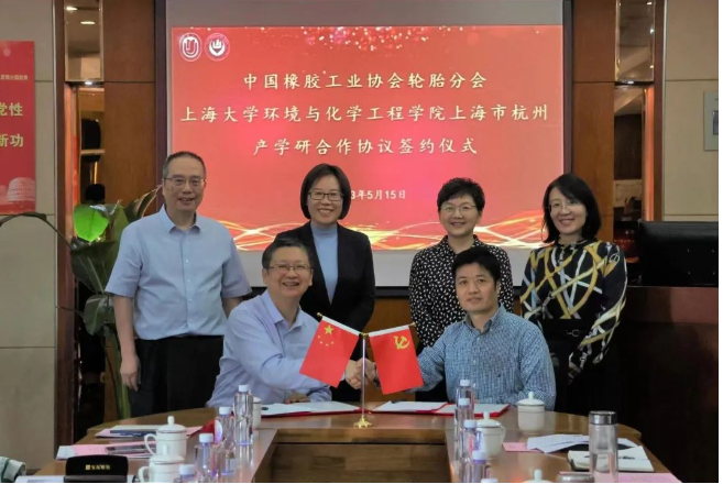 上海大學(xué)&中橡協(xié)輪胎分會，戰(zhàn)略合作 座談會上，焦正處長表示，上海大學(xué)與中國橡膠工業(yè)協(xié)會輪胎分會之間的產(chǎn)學(xué)研深度合作，必將為橡膠行業(yè)帶來更廣闊的發(fā)展機遇和更高質(zhì)量的發(fā)展前景。隨后，與會雙方共同觀看了上海大學(xué)的介紹短片。上海大學(xué)環(huán)化學(xué)院副院長李莉從學(xué)院的師資隊伍、研究方向、科研成果等方面介紹了學(xué)院的科研實力，并對學(xué)院與中國橡膠工業(yè)協(xié)會輪胎分會共同合作推動輪胎行業(yè)的創(chuàng)新發(fā)展表示期待。中策橡膠股份有限公司高級副總裁張利民介紹了中國輪胎行業(yè)的現(xiàn)狀和未來發(fā)展方向，并表示希望高校的學(xué)術(shù)研究優(yōu)勢和企業(yè)的實踐經(jīng)驗?zāi)軌驗檩喬バ袠I(yè)的升級發(fā)展做出更多貢獻。