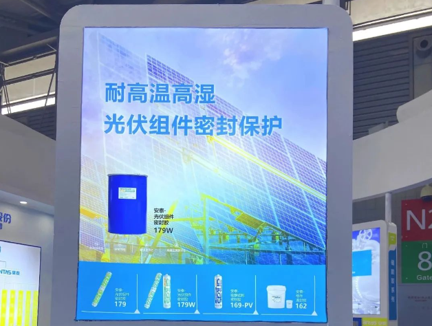 集泰股份近期在光伏膠市場取得了顯著的成績。僅在2022年，該公司兩條新的光伏膠產(chǎn)線正式投產(chǎn)，年產(chǎn)能達到2.88萬噸，能夠滿足光伏新能源下游客戶未來的供貨需求，鞏固了其在行業(yè)中的優(yōu)勢地位。隨著新產(chǎn)線產(chǎn)能的逐步釋放，集泰股份在光伏領域的業(yè)績顯著提升，并與晶科能源、正信光電、天合光能等行業(yè)龍頭企業(yè)達成合作，其在行業(yè)中的認可度迅速提高。