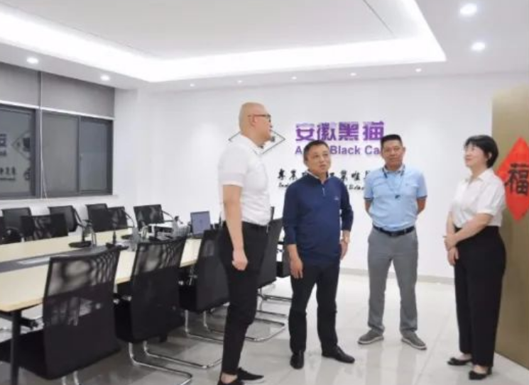 此外，盛旺喜一行還對安徽黑貓公司的辦公環(huán)境、展廳、生產(chǎn)現(xiàn)場和技術(shù)實(shí)驗(yàn)室進(jìn)行了實(shí)地考察，并觀看了特色的“工間操”。他對該公司的6S管理、企業(yè)文化以及員工的職業(yè)素質(zhì)和精神面貌給予了高度贊賞。