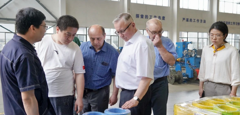 白俄羅斯專家團(tuán)隊參觀了華凌電纜的實驗室和多個工廠車間，全面了解了華凌電纜檢測中心的發(fā)展情況、研發(fā)平臺的建設(shè)以及電纜生產(chǎn)工藝流程和生產(chǎn)能力等重要內(nèi)容。這次參觀使專家們對華凌電纜的技術(shù)實力和生產(chǎn)能力有了更深入的了解。