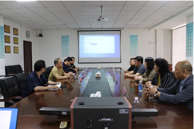 隨后，一行人到達(dá)耐斯特炭黑公司，在辦公樓三樓會(huì)議室組織了交流會(huì)。會(huì)上，他們?cè)敿?xì)了解了耐斯特炭黑公司自2009年以來(lái)取得的成績(jī)和科研成果，并實(shí)地查看了炭黑生產(chǎn)工藝流程和現(xiàn)場(chǎng)管理工作等。據(jù)炭黑產(chǎn)業(yè)網(wǎng)了解，這次考察旨在為未來(lái)的合作框架鋪墊基礎(chǔ)。