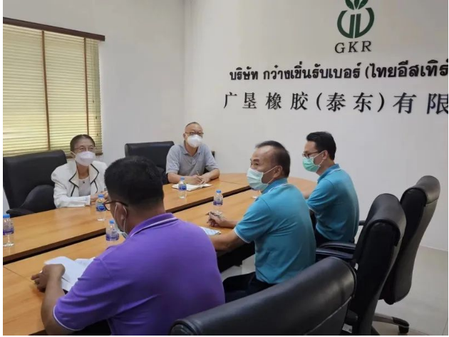 中國駐泰國宋卡總領(lǐng)事吳冬梅近日率領(lǐng)一行到訪廣墾橡膠(泰東)公司，對企業(yè)的經(jīng)營管理和黨建工作進(jìn)行了調(diào)研指導(dǎo)。