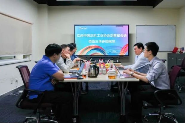 中國(guó)涂料工業(yè)協(xié)會(huì)劉普軍會(huì)長(zhǎng)一行于近日訪問了涂料行業(yè)的領(lǐng)軍企業(yè)三華科技，并對(duì)該公司的創(chuàng)新能力和為行業(yè)客戶帶來的價(jià)值給予高度評(píng)價(jià)。