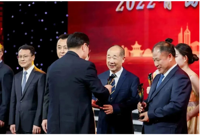 秦慶平在發(fā)布儀式上受到了高度贊揚(yáng)。據(jù)了解，他不忘初心，勇往直前，在逆境中實(shí)現(xiàn)了企業(yè)的高起點(diǎn)發(fā)展。金能化學(xué)(青島)有限公司投資巨資建設(shè)了全球最大的丙烷脫氡基地，奠定了青島在國內(nèi)碳三產(chǎn)業(yè)鏈的領(lǐng)軍地位。這一舉措為企業(yè)界帶來了顛覆性的創(chuàng)新，專注于深耕循環(huán)發(fā)展理念，成功開辟了一條與其他企業(yè)不同的綠色低碳、智能安全的發(fā)展路徑。