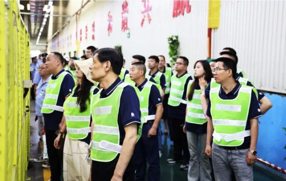 在本次廣西會(huì)議中，經(jīng)銷(xiāo)商們還有機(jī)會(huì)分享他們的市場(chǎng)經(jīng)驗(yàn)，并參觀了玲瓏輪胎的生產(chǎn)工廠。通過(guò)參觀工廠，經(jīng)銷(xiāo)商們了解了輪胎的生產(chǎn)工藝，并通過(guò)專業(yè)知識(shí)的加強(qiáng)，提升了對(duì)輪胎性能的判斷能力，以更好地為市場(chǎng)提供服務(wù)。