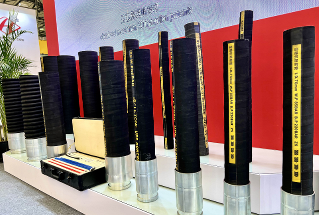 據(jù)了解，我國(guó)自主品牌正處于快速擴(kuò)張、蓬勃發(fā)展階段，并積極引領(lǐng)著全球范圍內(nèi)的產(chǎn)業(yè)變革。作為一家早期布局海外市場(chǎng)的中國(guó)橡膠軟管制造企業(yè)之一，利通科技積極響應(yīng)國(guó)家的“走出去”戰(zhàn)略，不斷加大對(duì)海外市場(chǎng)的開(kāi)拓力度，推動(dòng)國(guó)際業(yè)務(wù)向上發(fā)展。