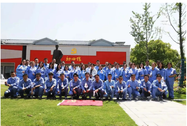 活動(dòng)還組織了參觀紅色遺跡的環(huán)節(jié)。全體職工徒步前往金山區(qū)紅色教育基地的“初心館”，并聆聽(tīng)了志愿者對(duì)金山區(qū)紅色歷史和革命烈士李一諤的講解。通過(guò)學(xué)習(xí)先烈們堅(jiān)貞不屈、英勇無(wú)畏的品質(zhì)和革命精神，華涂人紛紛表示要將主題教育的成果轉(zhuǎn)化為實(shí)際行動(dòng)，不忘初心、牢記使命，在工作中融入革命精神，進(jìn)一步提升老字號(hào)品牌的影響力。