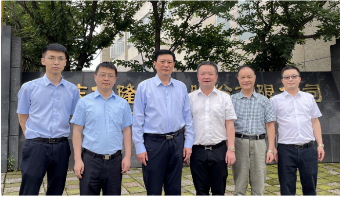 億隆涂料作為一家發(fā)展迅速的企業(yè)，在不斷探索創(chuàng)新的道路上取得了顯著成就。其產(chǎn)品體系的廣泛應(yīng)用于汽車和摩托車等領(lǐng)域，得到了市場的廣泛認可。劉會長對億隆涂料在研發(fā)和生產(chǎn)方面所取得的成就表示贊賞，并對其未來發(fā)展提出了殷切期望。
