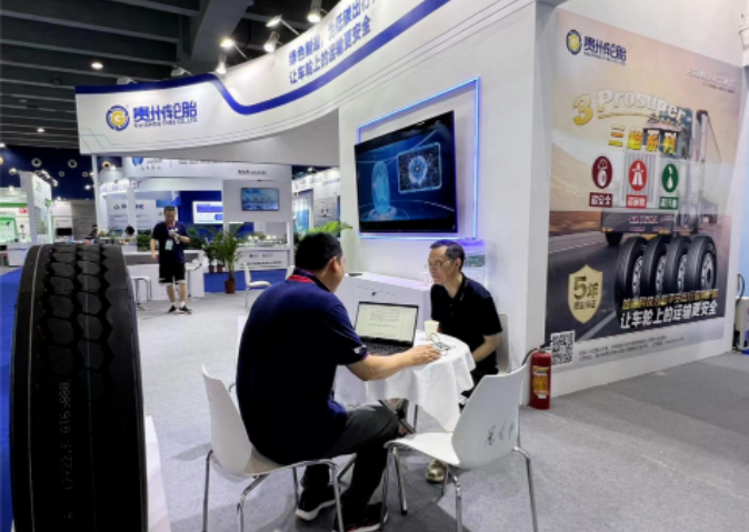 通過參加“2023工業(yè)綠色發(fā)展大會”和展示其綠色低碳產(chǎn)品，貴州輪胎再次展示了其在環(huán)境保護和可持續(xù)發(fā)展方面的領導地位。
