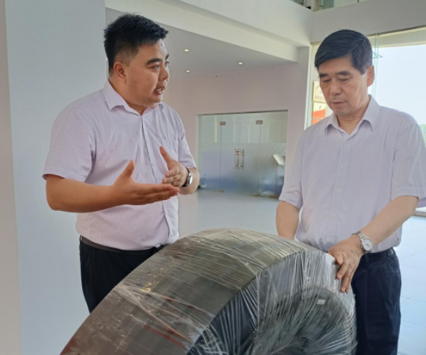 隨后，錢學(xué)明副主席深入視察了新桂輪的工廠車間。他主要了解了公司的主營業(yè)務(wù)、研發(fā)和技術(shù)改造情況，以及產(chǎn)品在國內(nèi)外銷售市場(chǎng)中的表現(xiàn)和存在的問題。此外，他還關(guān)注企業(yè)安全生產(chǎn)工作的落實(shí)情況，并詢問了車間工人的操作流程、上班時(shí)長以及休息制度等細(xì)節(jié)。