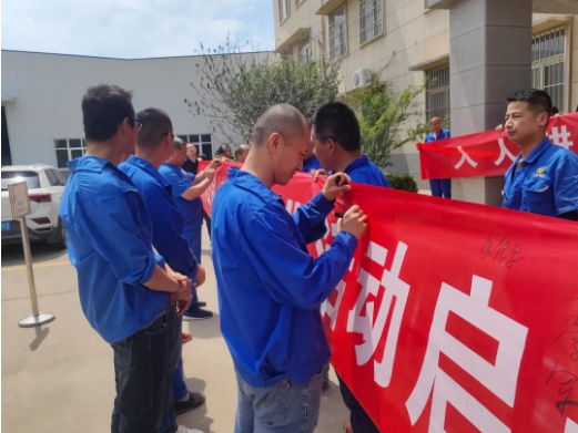 其次，他強(qiáng)調(diào)要進(jìn)一步抓實(shí)落實(shí)，貫徹安全生產(chǎn)的理念、法規(guī)和手段，確保責(zé)任層層落實(shí)，每個(gè)人、每個(gè)環(huán)節(jié)、每個(gè)細(xì)節(jié)都要承擔(dān)起安全生產(chǎn)的責(zé)任。此外，隨著氣溫的上升，他提醒大家要特別注意安全用電、防火防爆以及防暑防疲勞等方面的工作。
