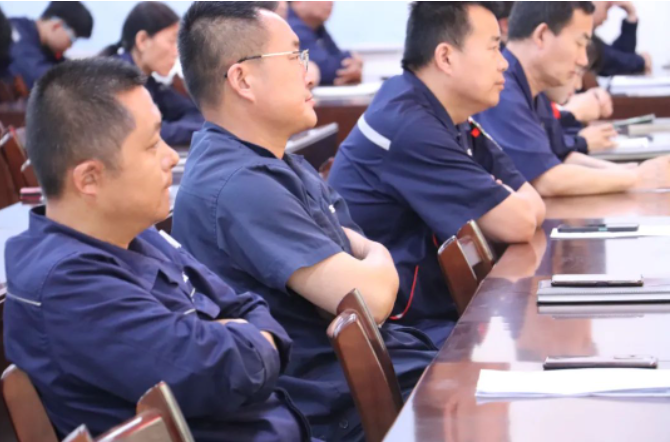 據(jù)了解，張建民通過解讀近年來發(fā)生的多起生產(chǎn)事故案例，深入分析了事故發(fā)生的原因和暴露出的問題。他告誡學員們將這些過去的事故當作今天的警示，將別人的事故當作自己的寶貴經(jīng)驗，不斷提高事故防范能力。他強調(diào)，通過每個人的教育和從事故中吸取的教訓，可以不斷提升公司的安全意識和預防事故的能力。